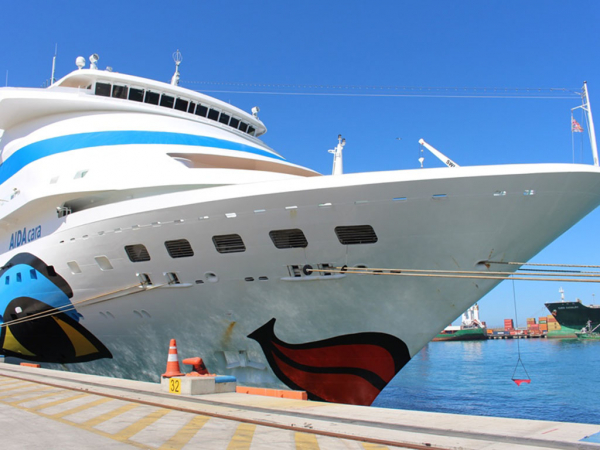 Reecuentros de amigos y recorridos en bici se vivió en San Antonio con llegada de crucero “Aida Cara”