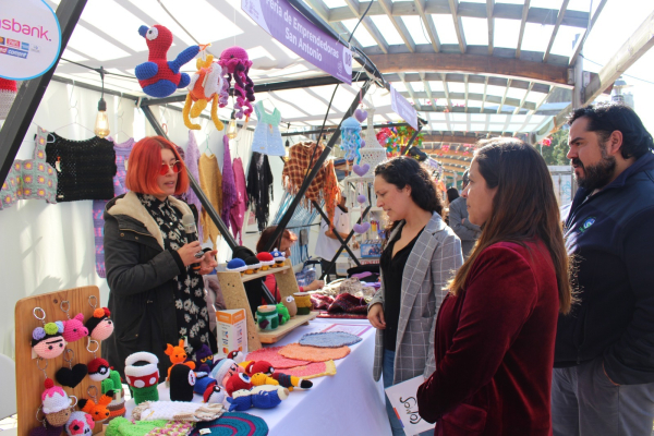 Todos y todas están invitados a recorrer la Feria Desafío Mujer Emprende en la Plaza de Llolleo