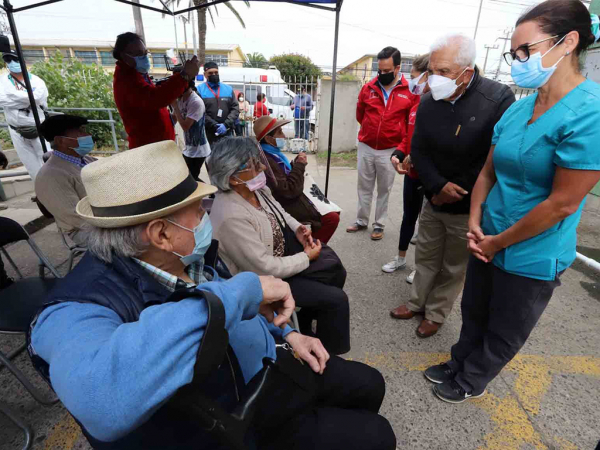 En San Antonio partió la entrega de segundas dosis de vacuna a un año del primer caso de COVID-19 en Chile