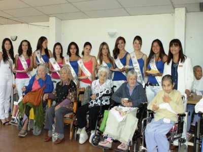 Candidatas del Carnaval de Murgas y Comparsas visitan Hogar Parroquial de Ancianos de Llolleo