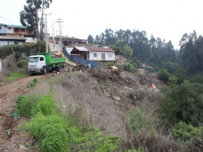 Alcalde Omar Vera y Directora de DIMAO supervisan trabajos de Limpieza en Quebrada Puente Arévalo.