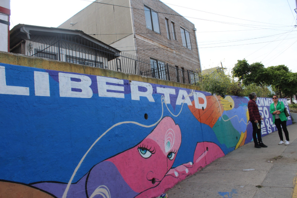 Inauguran mural conmemorativo de los 50 años del golpe de Estado en avenida Chile