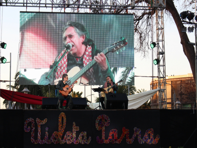 Sanantoninos homenajearon a Violeta cantando junto a Ángel Parra e hijo