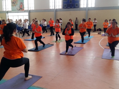 Municipalidad de San Antonio realiza jornada masiva de yoga con adultos mayores