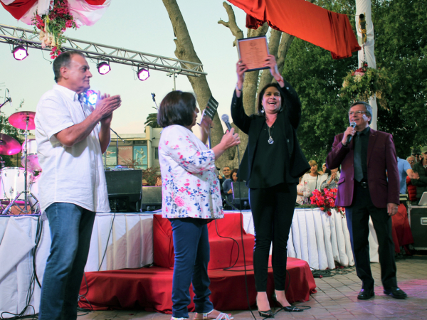 Una fiesta llena de romanticismo se vivi&oacute; en la plaza de Llolleo