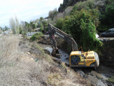 Otra labor de prevención Municipalidad despeja el lecho de Estero Arévalo