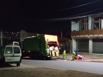 Hasta fría medianoche retiraron basura tras largo fin de semana en San Antonio