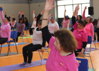 Encuentro masivo de yoga reunió a 60  sanantoninas en el gimnasio José Rojas Zamora