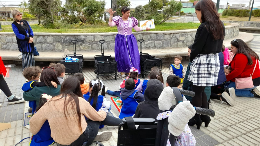 Jardín Pañud recibió una biblioteca móvil y novedosos juegos infantiles