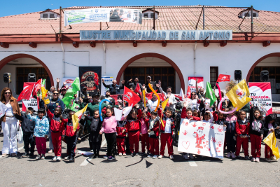 Niñas y niños inauguran el punto de reciclaje para la Teletón en el frontis municipal de San Antonio