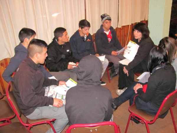 Equipo inserto en el Municipio conversa con j&oacute;venes sobre el trabajo infantil