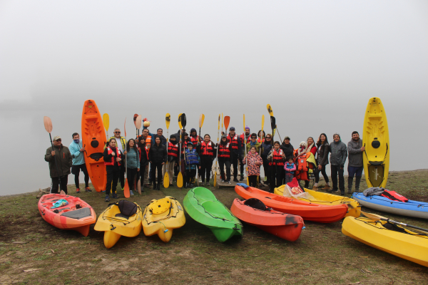 Taller municipal de kayak promueve el deporte y la recuperaci&oacute;n del tranque San Juan