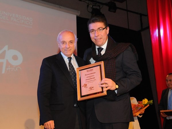 Director de Educaci&oacute;n Municipal de San Antonio es distinguido entre los mejores docentes por la Universidad del Pac&iacute;fico
