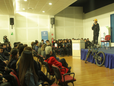 M&aacute;s de 300 escolares de San Antonio participaron de charla motivacional dictada por destacado deportista discapacitado