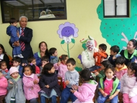 Alcalde Omar Vera y conejito invitaron a los ni&ntilde;os
