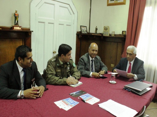 Alcalde Omar Vera se re&uacute;ne con Carabineros y PDI para coordinar plan de Seguridad Ciudadana