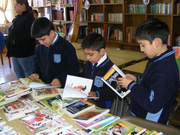 Fundaci&oacute;n Educando entrega un aporte de m&aacute;s de 2.000 libros a escuelas municipales