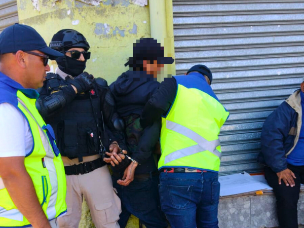 Funcionarios de Seguridad P&uacute;blica Municipal atrapan a sujeto que fue sorprendido robando en tienda comercial