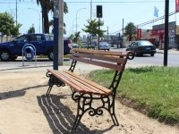 Municipio de San Antonio inicia instalaci&oacute;n de nuevas bancas y papeleros urbanos en la comuna