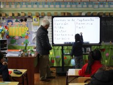 Alumnos felices con modernas y did&aacute;cticas pizarras digitales