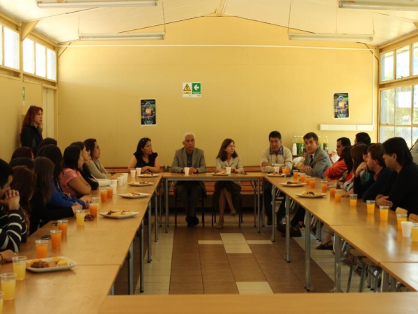 Alcalde Omar Vera entrega reconocimiento a equipo directivo y docentes del Instituto Bicentenario