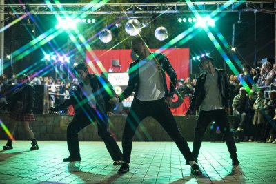 La Plaza de Llolleo se llen&oacute; de alegr&iacute;a y m&uacute;sica con la fiesta de los 80