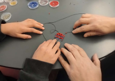 Ni&ntilde;os y ni&ntilde;as confeccionaron joyas mapuches en taller de &ldquo;Me&ntilde;ake&rdquo; realizado en la Biblioteca P&uacute;blica Vicente Huidobro