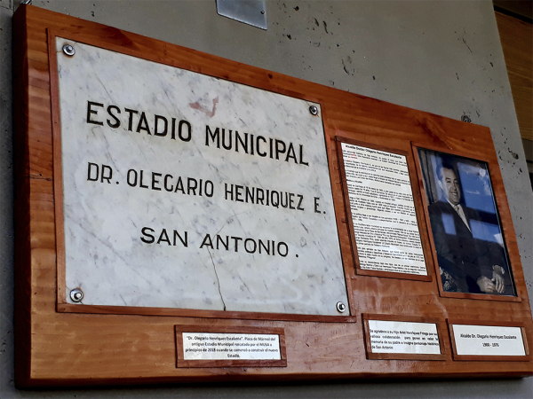 Museo de Ciencias Naturales e Hist&oacute;rico de San Antonio recibe placa del antiguo estadio