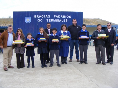QC Terminales entrega importante aporte en &uacute;tiles escolares a escuela Poeta Pablo Neruda